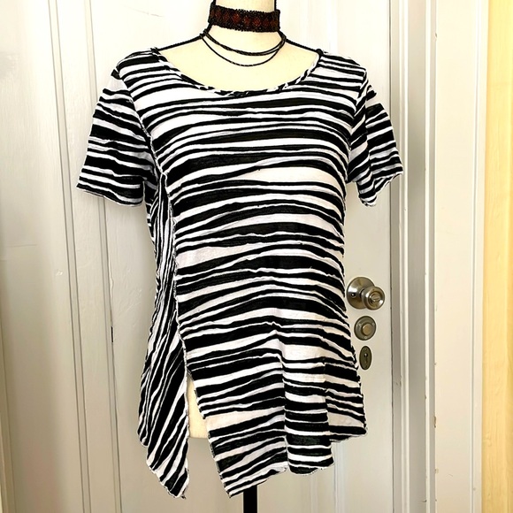 NWOT Apropos Black and White Dimensional Swing Tee‎ shirt with side slit Size M - Picture 1 of 7